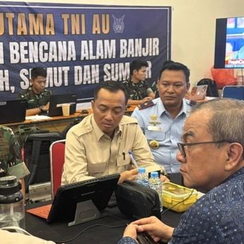 Mensesneg Prasetyo Hadi Tinjau Posko Bantuan Sumatera di Halim Sebelum Terbang ke Sumut