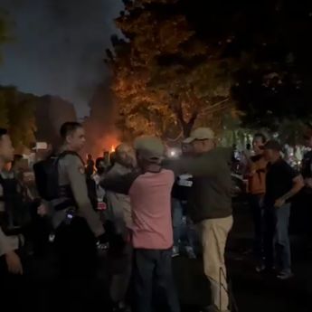 Sekelompok Pemuda Lakukan Aksi Perusakan-Pembakaran di Depan TMP Kalibata