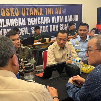 Mensesneg Prasetyo Hadi Tinjau Posko Bantuan di Lanud Halim, Pastikan Logistik untuk Sumatera Tersalur Tepat Waktu