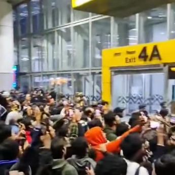 Kerumunan Orang Tumpah di Bandara India hingga Pukul 3 Pagi, Sambut Kedatangan Lionel Messi