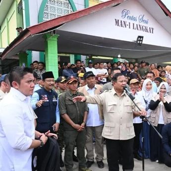 Prabowo Kenalkan Seskab Teddy di Posko Pengungsian Langkat: Udah Letkol Sekarang