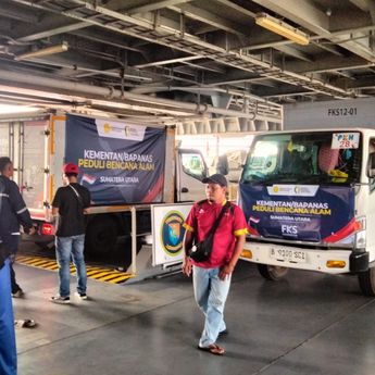 Kementan Kirim Bantuan Tahap III  untuk Korban Bencana Sumatera via KRI Makassar 590