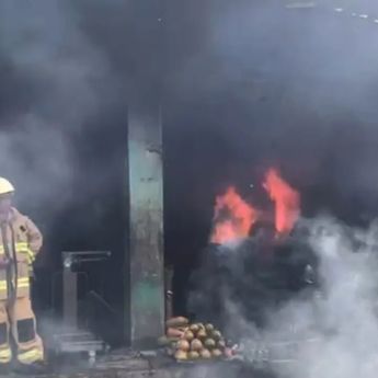 Puluhan Personel Gulkarmat Dikerahkan Padamkan Kebakaran Pasar Induk Kramat Jati