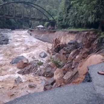 Padang Kembali Diterjang Banjir Bandang, Warga Batu Busuk Panik Lari ke Perbukitan