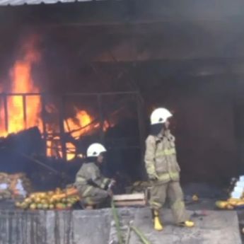 Pemprov DKI Salurkan Bantuan Bagi Korban Kebakaran Pasar Induk Kramat Jati