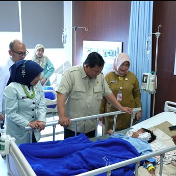 Ibu Siswa Korban Tabrakan Mobil SPPG Terharu Anaknya Dijenguk Prabowo