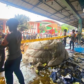 Brimob Jaga Pasar Induk Kramat Jati Usai Kebakaran