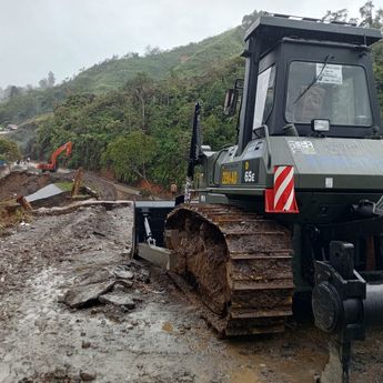 Kolaborasi TNI dan Kementerian PU Pulihkan Akses Jalan Simpang KKA&ndash;Bener Meriah