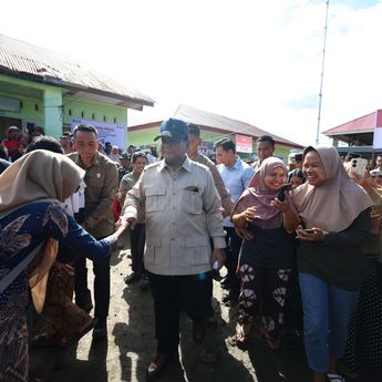 Momen Ibu-ibu di Agam Sumbar Kompak Nyanyikan Indonesia Raya saat Ditengok Prabowo