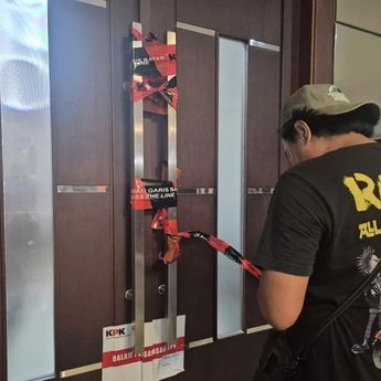 Ruang Kerja Bupati Bekasi Disegel KPK