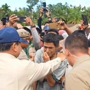 Tangis Haru Warnai Kunjungan Prabowo ke Posko Pengungsi Bencana di Agam