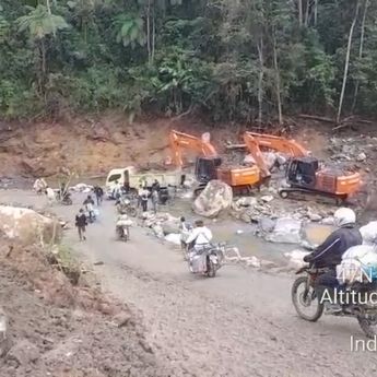 Terkini! Warga Lintasi Jalan Simpang KKA-Bener Meriah usai Pulih: Kini Kami Bisa Mudah Dapat Sembako