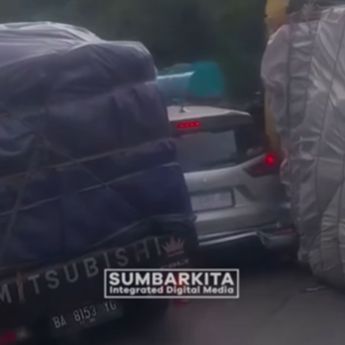 Ngerinya Kecelakaan Beruntun di Jalan Solok-Padang, Mobil Berisi Satu Keluarga Terjepit