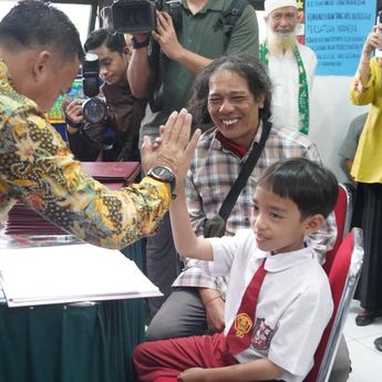 Lebih dari Sekadar Nilai: Alasan Kehadiran Ayah Saat Ambil Rapor Jadi Investasi Jangka Panjang Anak