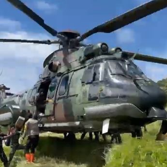 Mendarat di Lereng Bukit, Helikopter Caracal TNI Angkatan Udara Salurkan Bantuan ke Nagari Sungai Limau