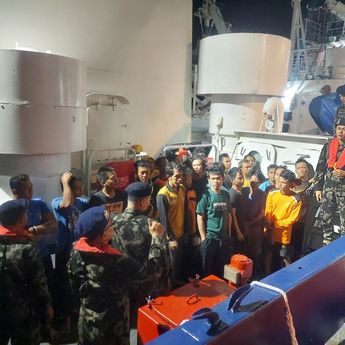 Tim SAR Gabungan Evakuasi dan Pencarian Korban Kebakaran KM Maulana-30