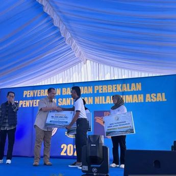 Mentrans Iftitah Serahkan Bantuan Santunan Nilai Rumah Asal Warga Rempang