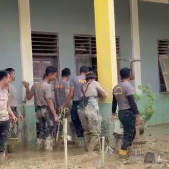 Brimob Dikerahkan Bersihkan Lumpur, Harapan Anak Sekolah Kembali Tumbuh di Aceh Tamiang