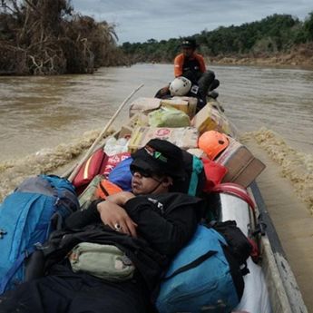 Meskipun Kondisi Sulit, Ragam Cara Para Relawan Istirahat Untuk Pulihkan Stamina