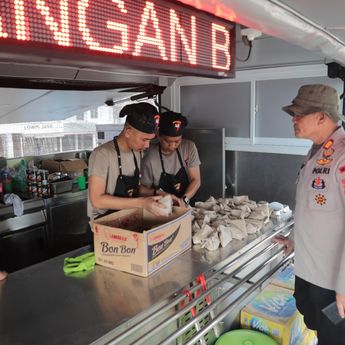 Tak Pernah Tolak yang Datang, Dapur Umum Brimob Menyokong Hari-hari Pengungsi Aceh Tamiang