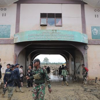 Alat Berat Kerja hingga Dini Hari, Pembersihan Puing Kayu di Ponpes Darul Muchlisin Aceh Tamiang Dikebut