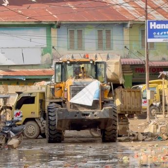 Alat Berat Bersihkan Jalanan Aceh Tamiang dari Sisa Bencana, Kehidupan Berangsur Pulih