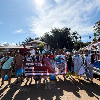 Novi Rizki Bersama Komunitas Squad Sosialite Peduli Bantu Korban Banjir di Aceh dan Sumatera Utara