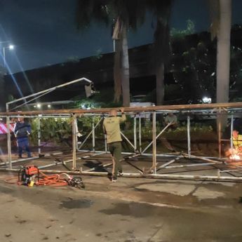 Bahayakan Keselamatan, Satpol PP DKI Tertibkan 16 Konstruksi Reklame Berkarat