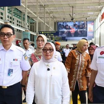 Menjelang Natal, MenPPPA Tinjau Fasilitas Ramah Perempuan dan Anak di Stasiun Senen
