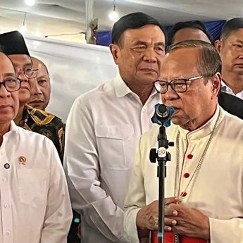 Menko PMK dan Kapolri Tinjau Misa Malam Natal di Katedral Jakarta