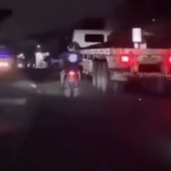 Beredar Video Truk Tronton Hantam Rumah Warga Sampai Hancur di Tambun