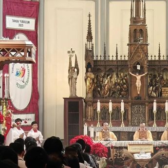 Lebih dari 3.000 Umat Hadiri Misa Pontifikal Natal Di Katedral Jakarta