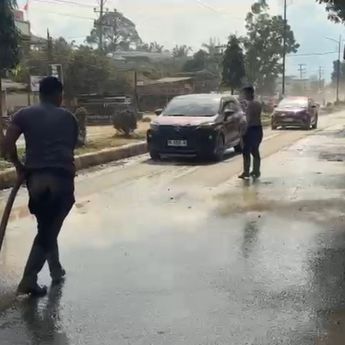 Cegah ISPA, Polisi Bersihkan Jalanan Aceh Tamiang dari Debu