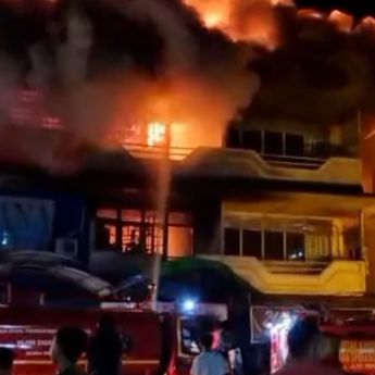 VIDEO: Kebakaran Mengerikan Hantam 5 Ruko di Kota Nanga Pinoh