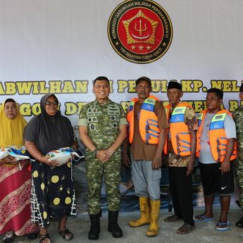 Jaga Keselamatan di Cuaca Buruk, TNI Beri Nelayan Jaket Pelampung-Sembako