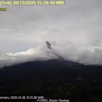 Gunung Semeru Erupsi Lagi, Kolom Letusan Capai 900 Meter di Atas Puncak