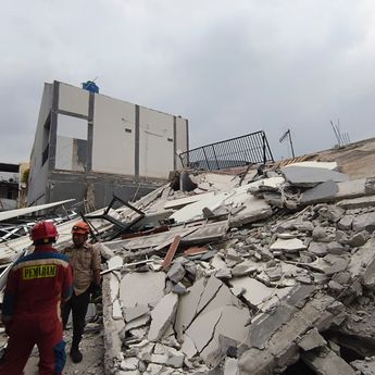 Petugas Pastikan Tak Ada Korban Bangunan Parkir Roboh di Koja