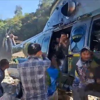 Haru TNI Awak Heli Pengantar Logistik saat Diberi Sepikul Durian dari Warga Terisolasi Gayo Lues