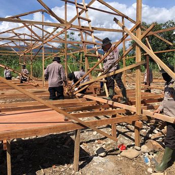 TNI-Polri Turun Tangan Bantu Pembangunan Huntara Korban Bencana