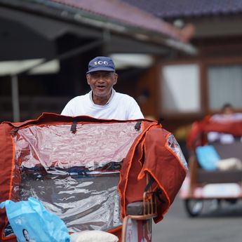 Terima Becak Listrik dari Prabowo, Penarik di Magelang Kian Semangat Narik Meski Sudah Lansia