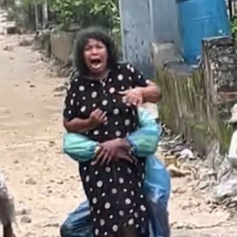 Momen Haru Anak Gendong Emak saat Banjir di Maninjau