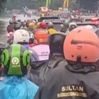 Banjir Rendam Jalan Panjaitan Cawang, Lalu Lintas Macet Parah