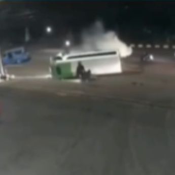 Detik-detik Mobil Terguling di Jalan Raya Bogor