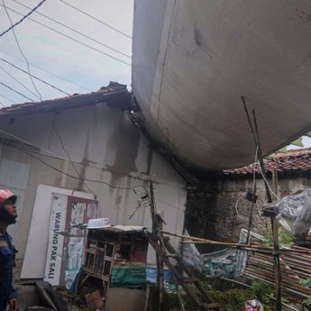 55 Rumah Rusak Diterjang Puting Beliung di Bogor, 3 Bangunan Tertimpa Sayap Pesawat