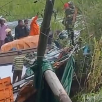 Truk di Wonosobo Masuk ke Jurang Usai Rem Blong, Tabrak Motor-Mobil