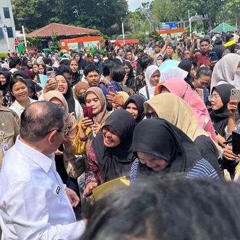 Pramono Serahkan Pemutihan Ijazah Tahap 5 kepada 2.753 Siswa