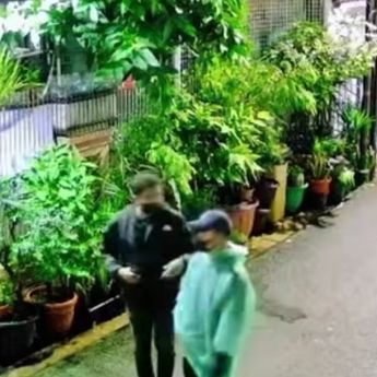 DJ Donny Spill Pelaku Teror Bom Molotov di Rumahnya: Pakai Topi dan Jas Hujan Warna Hijau