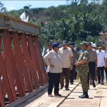 Prabowo Tinjau Jembatan Bailey Sungai Garoga Tapsel, Minta Penyangga Dipercantik