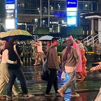 Hujan di Bundaran HI, Antusiasme Warga Sambut Tahun Baru Tetap Membara