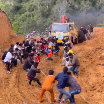 Momen Gotong Royong Petugas dan Warga Aceh Tengah Tarik Truk Pembawa Material Listrik